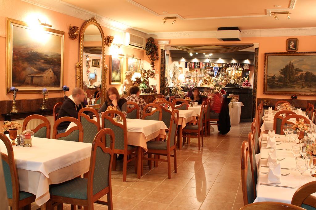 Hotel Vila Tina Zagreb Bagian luar foto