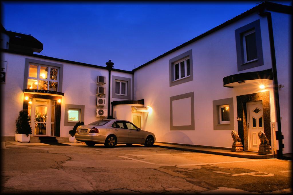 Hotel Vila Tina Zagreb Bagian luar foto