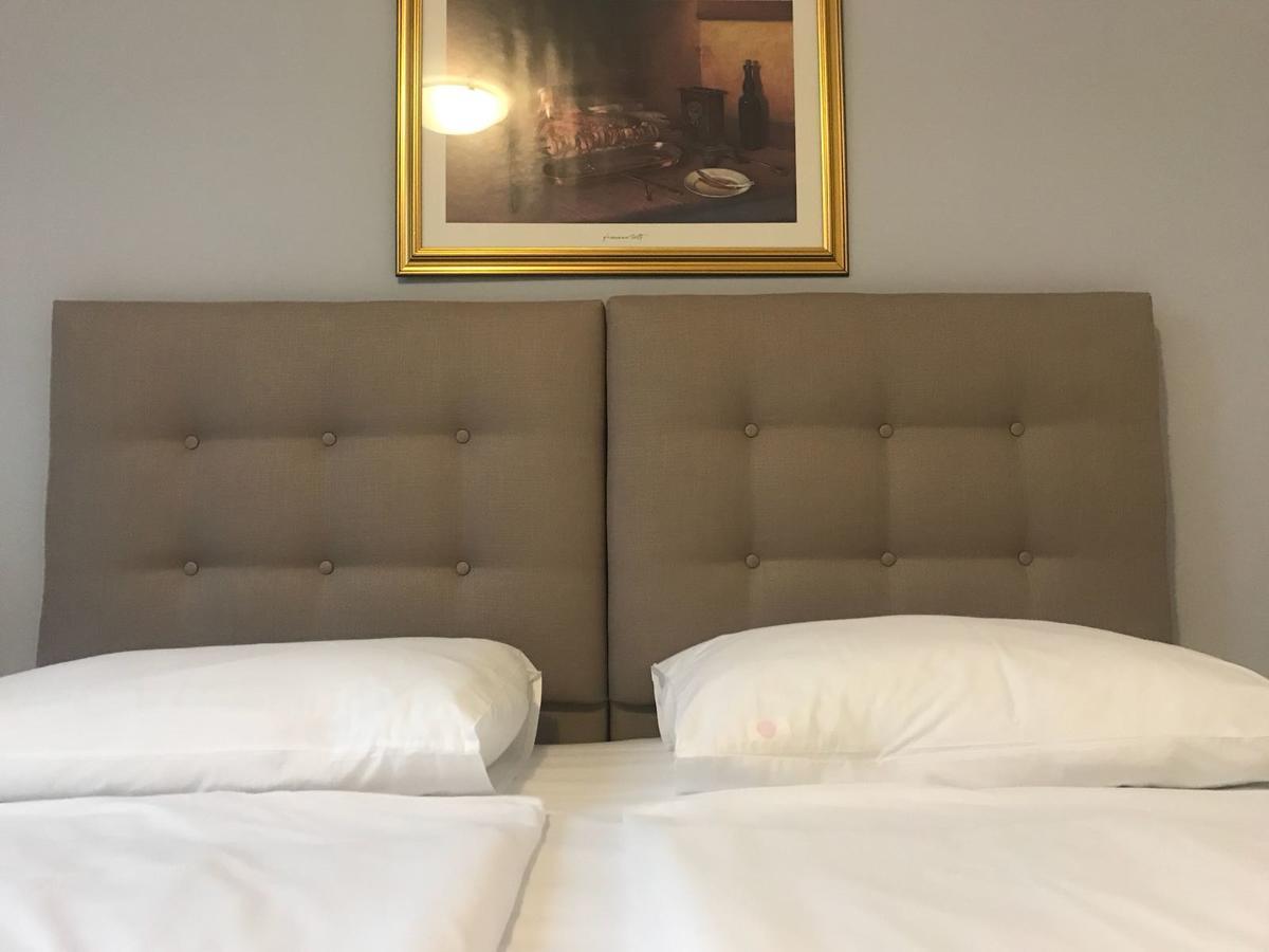 Hotel Vila Tina Zagreb Bagian luar foto