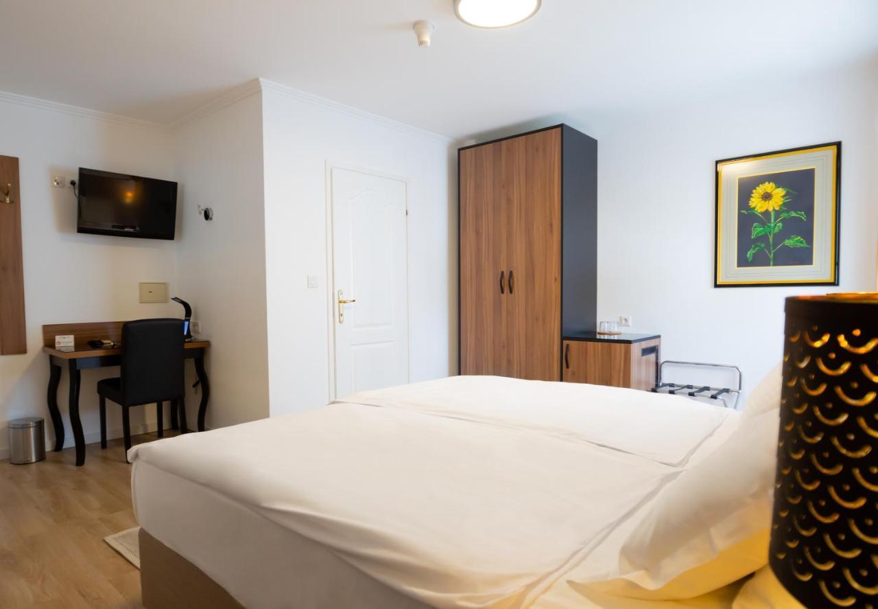 Hotel Vila Tina Zagreb Bagian luar foto